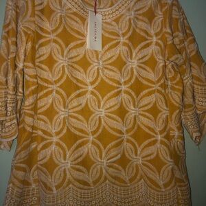 New Golden gorgeous size medium Solitaire blouse so unique 🔆